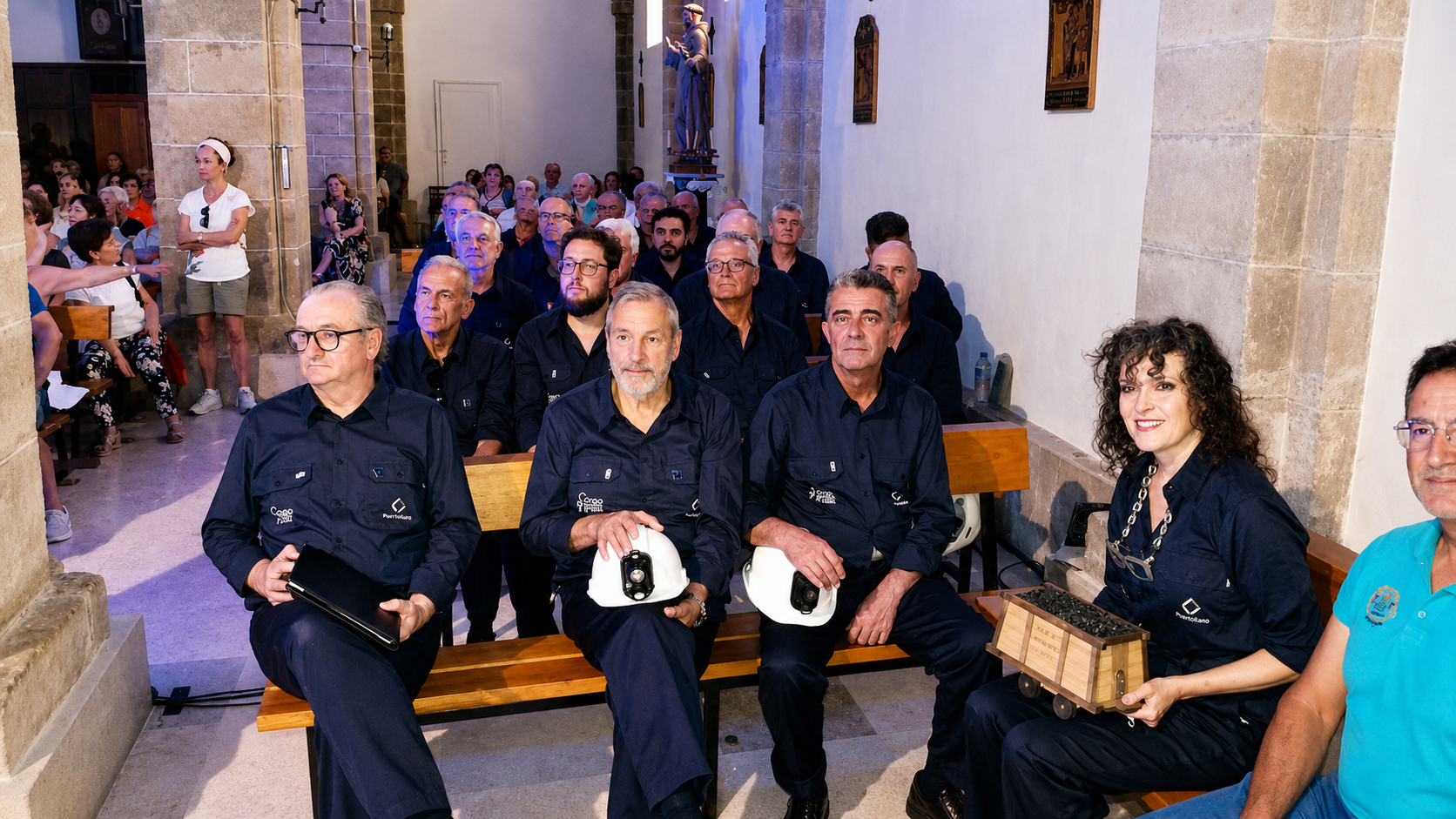 Nave lateral con algunos de los integrantes de Coro Minero de Turón, con su directora, Rebeca Velasco, en primer plano